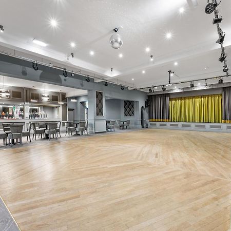 Royal Whitby Hotel Bagian luar foto