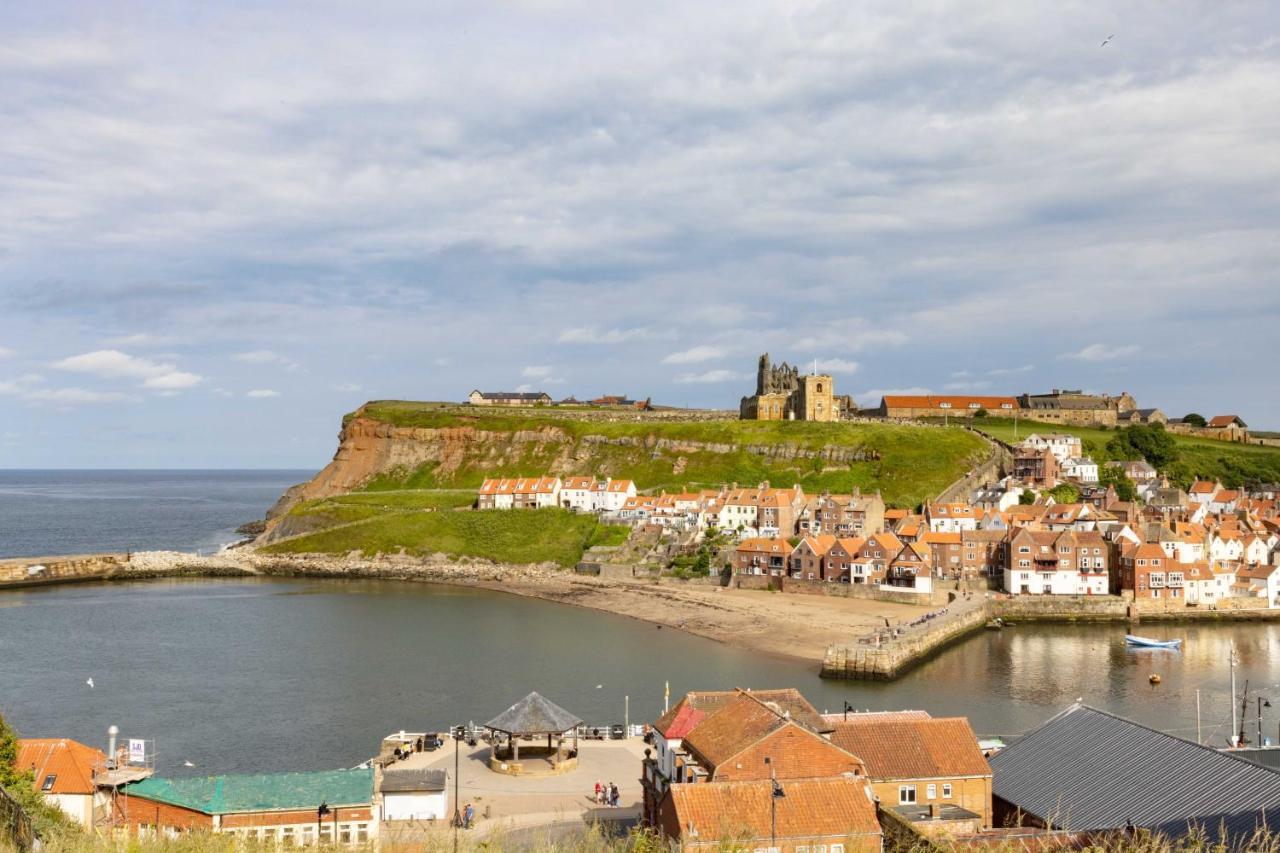 Royal Whitby Hotel Bagian luar foto