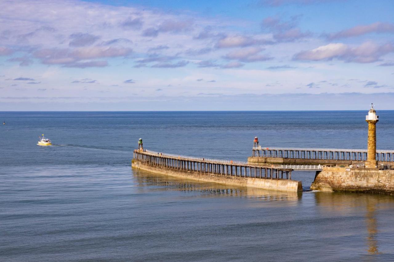 Royal Whitby Hotel Bagian luar foto