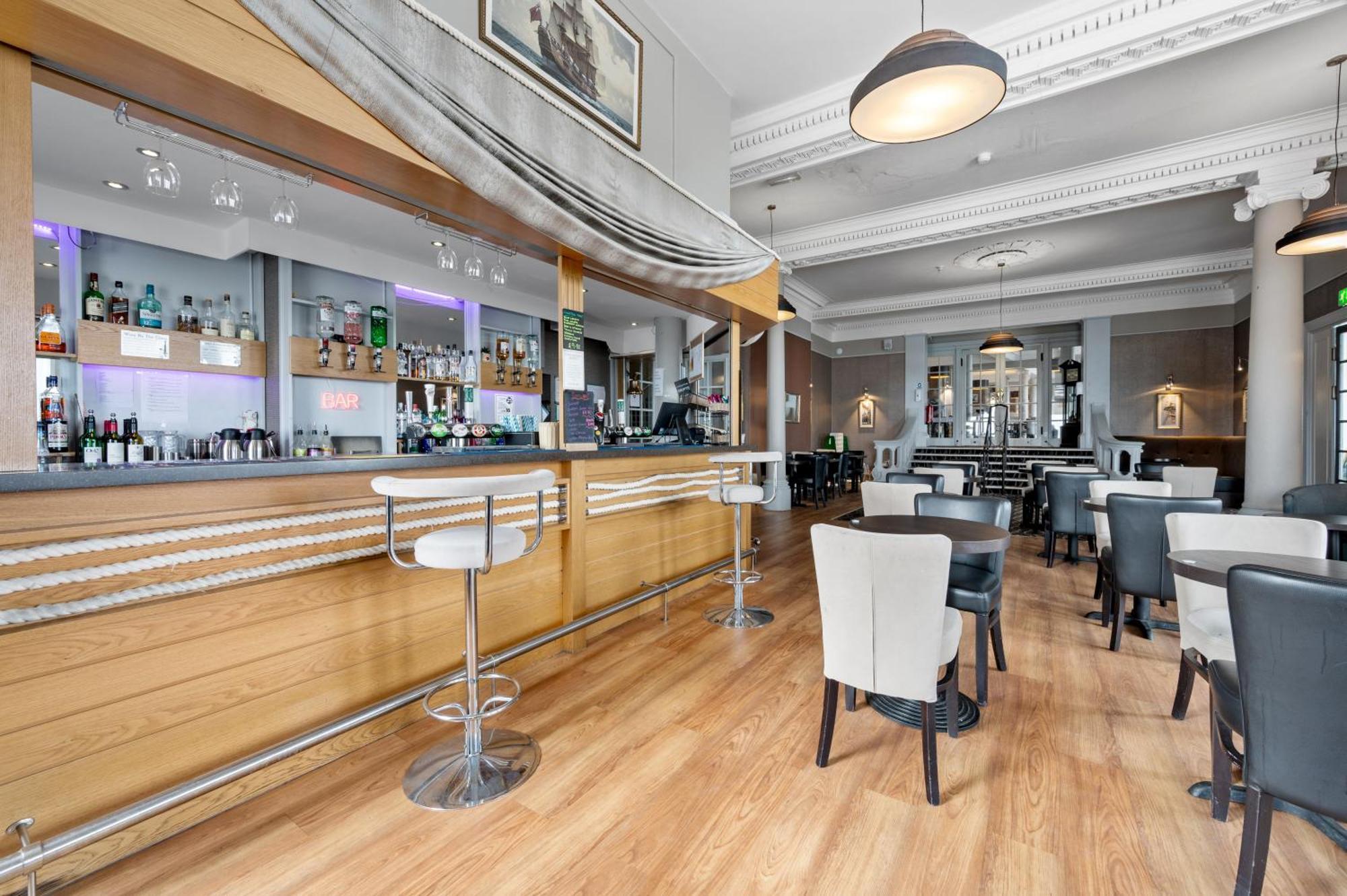 Royal Whitby Hotel Bagian luar foto