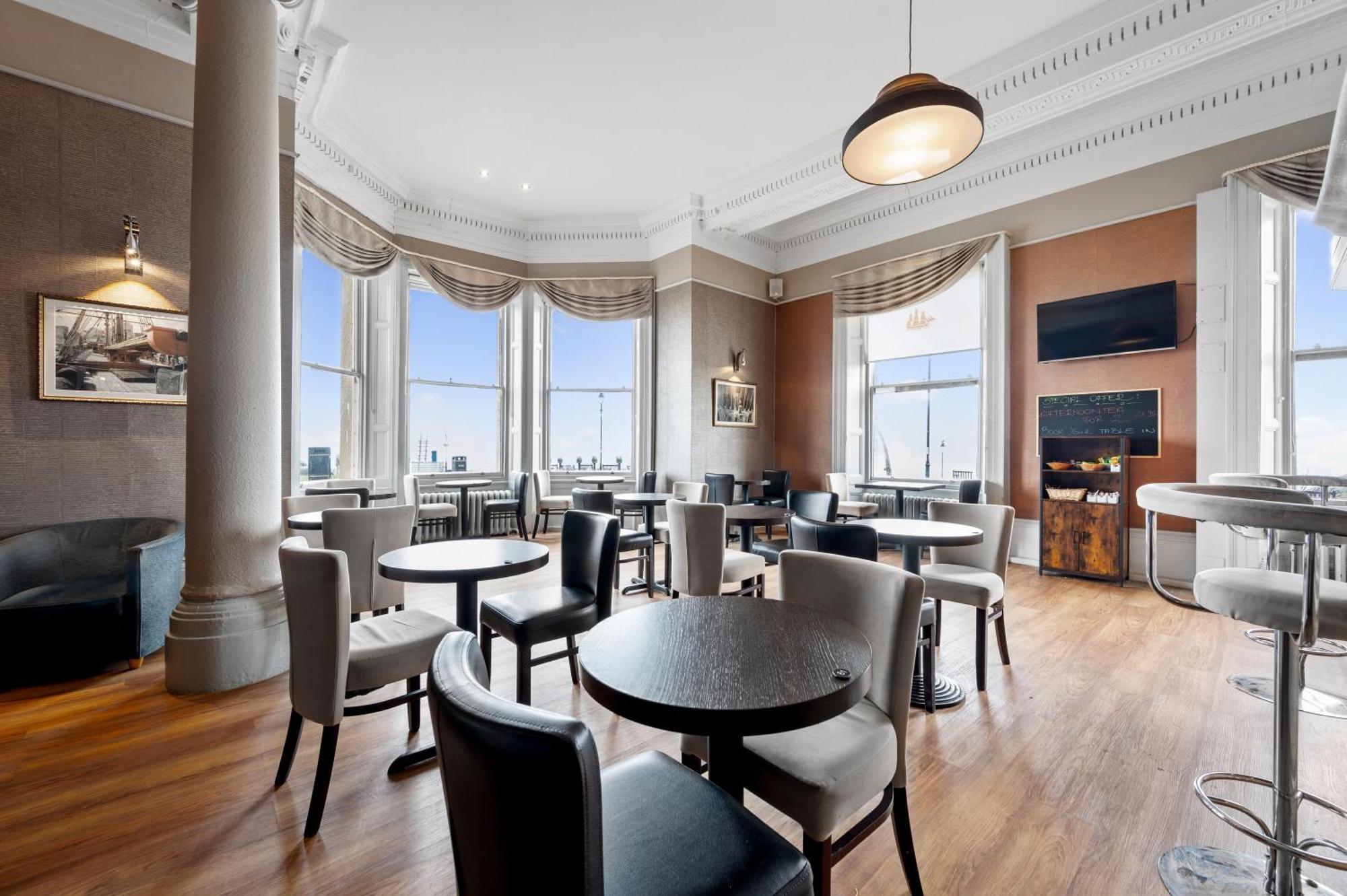 Royal Whitby Hotel Bagian luar foto