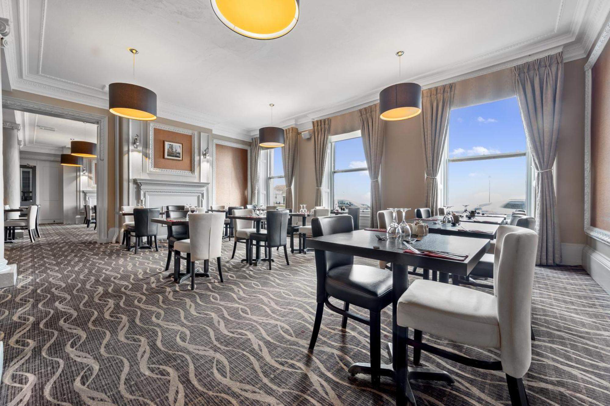 Royal Whitby Hotel Bagian luar foto