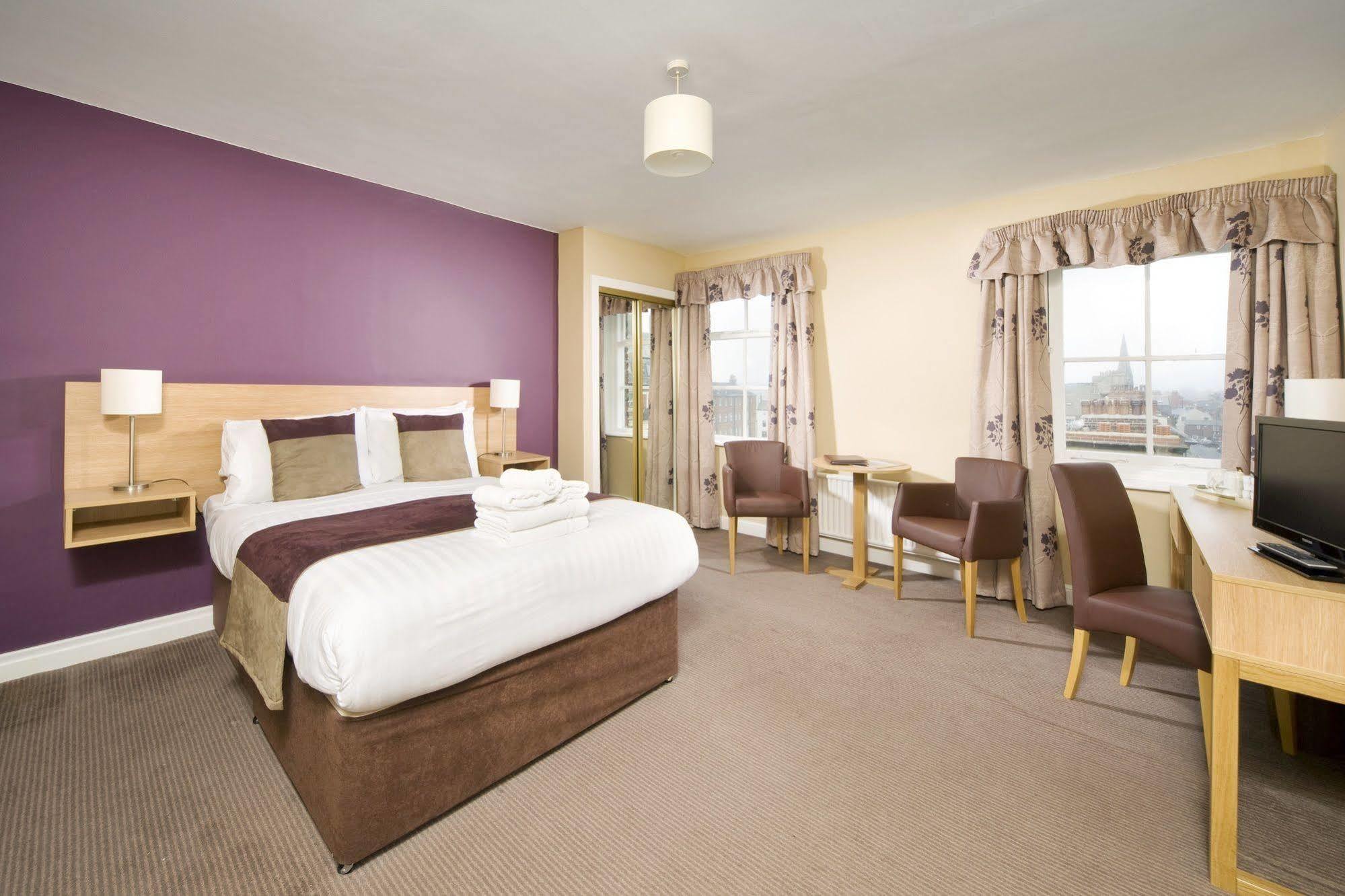 Royal Whitby Hotel Bagian luar foto