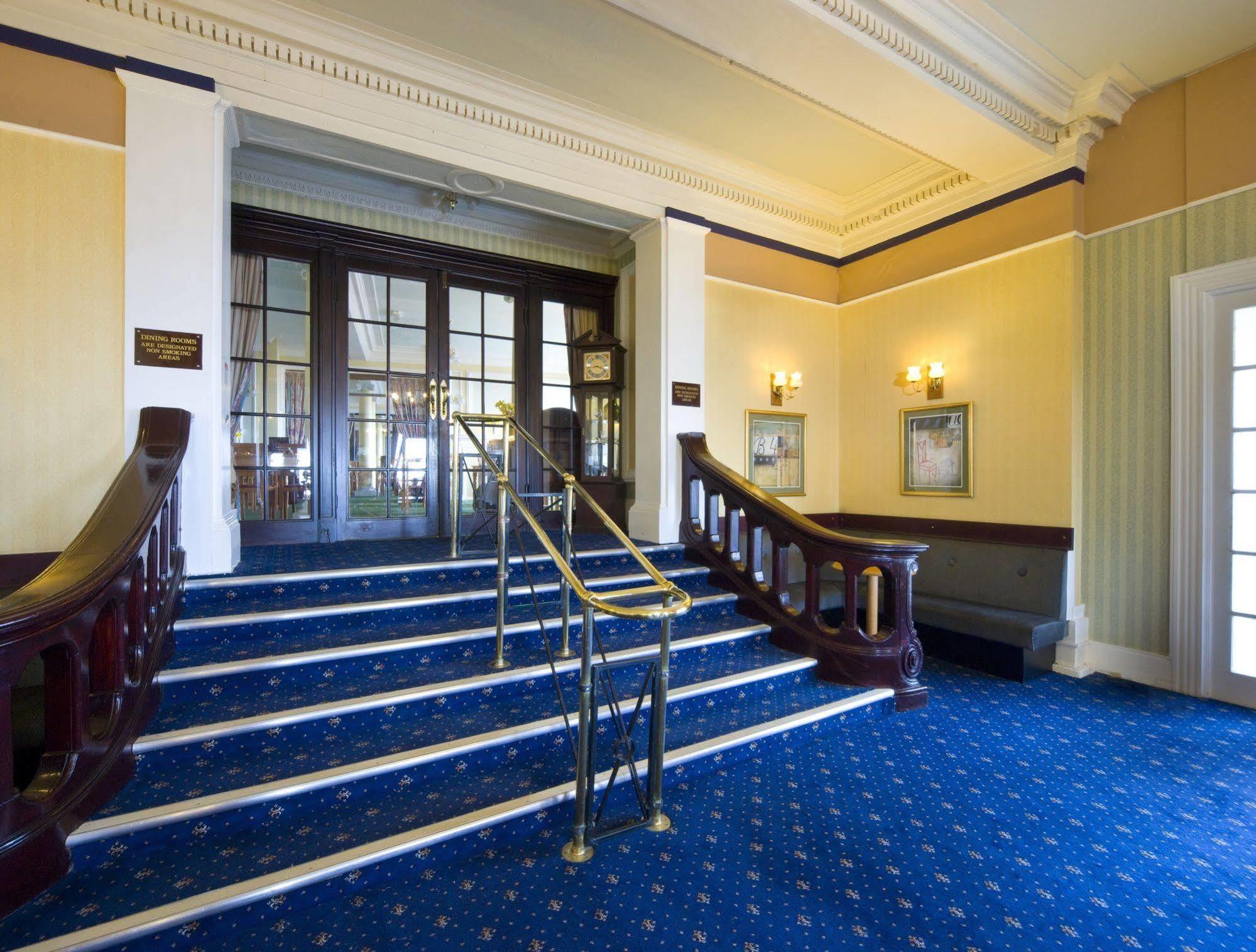 Royal Whitby Hotel Bagian luar foto